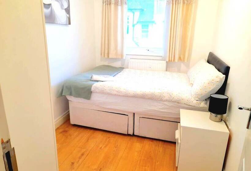 إقامة Lovely And Spacious House In South London