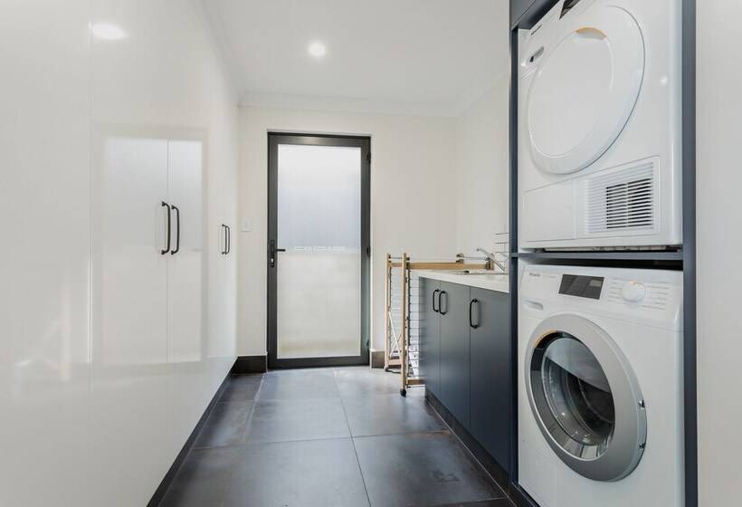 اقامتگاه Vancouver S End By The Bnb Collection