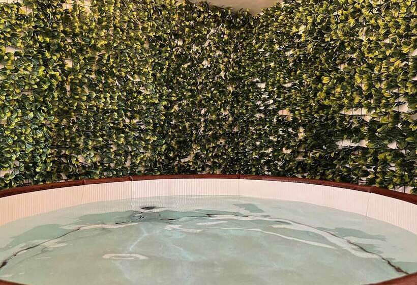 منتجع The North Wales Gathering   Hot Tub Sleeps Up To 16