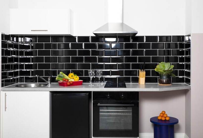 Bob W Commercial House