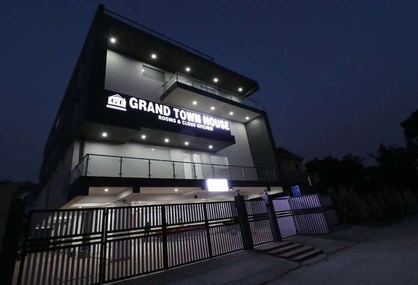 בית מלון כפרי Treebo Grand Town House