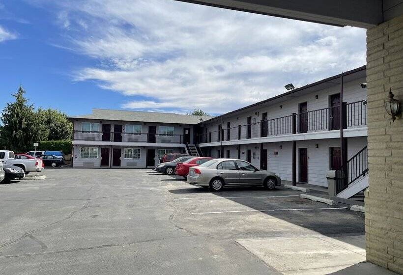 فندق على الطريق Quincy Inn And Suites