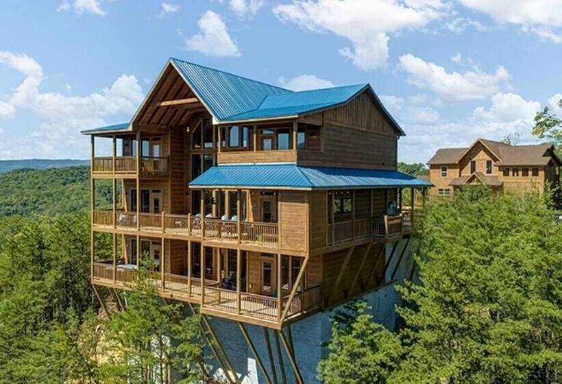 Bear Hugs   5 Bedrooms, 5.5 Baths, Sleeps 20 5 Cabin By Redawning
