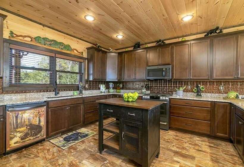 Bear Hugs   5 Bedrooms, 5.5 Baths, Sleeps 20 5 Cabin By Redawning