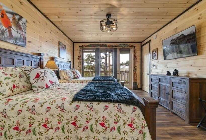 Cabin Fever   2 Bedrooms, 2 Baths, Sleeps 8 2 Cabin By Redawning