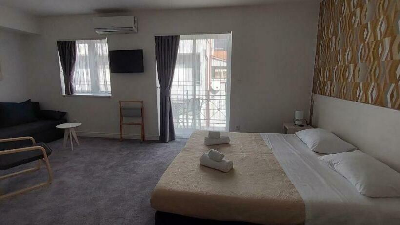 ホテル Aqua   Guest Rooms & Suites Kaštela
