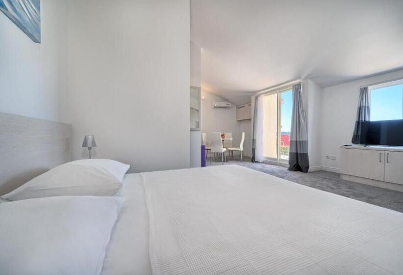 ホテル Aqua   Guest Rooms & Suites Kaštela