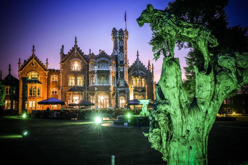 ホテル Oakley Court
