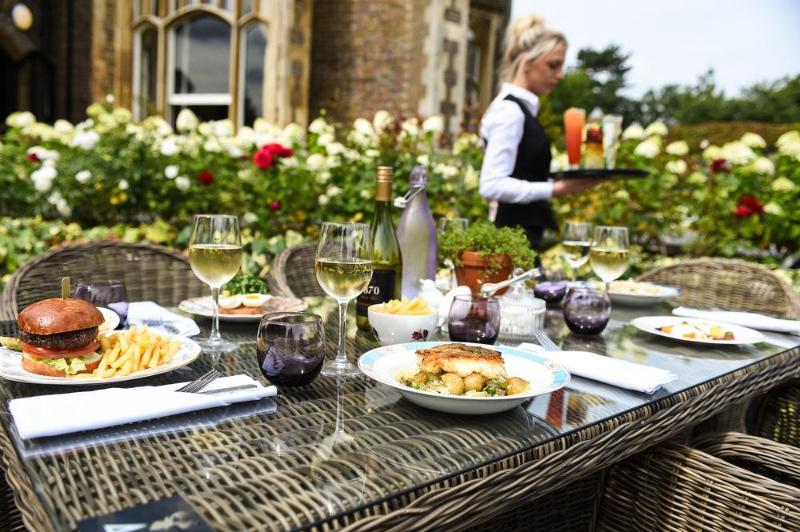 ホテル Oakley Court