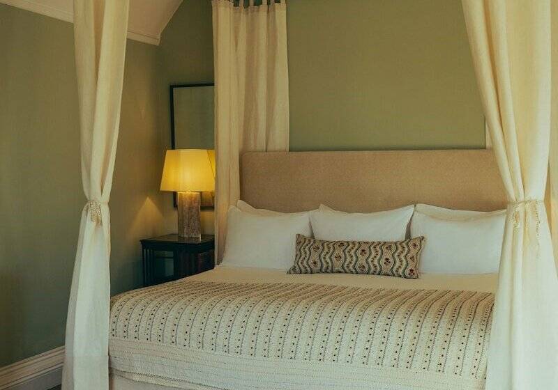 ホテル Oakley Court