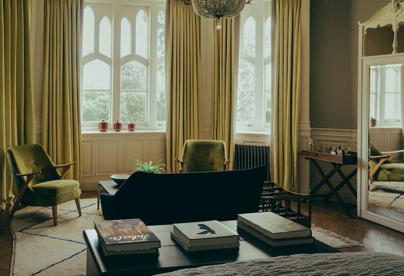 ホテル Oakley Court