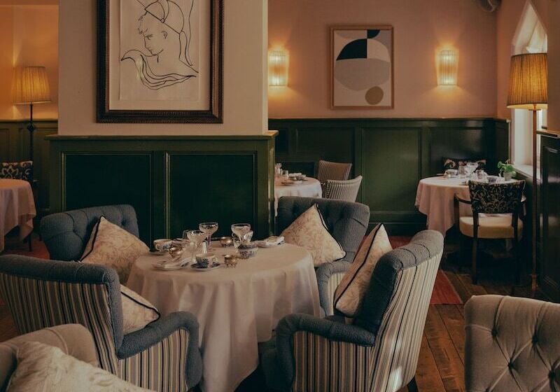 ホテル Oakley Court