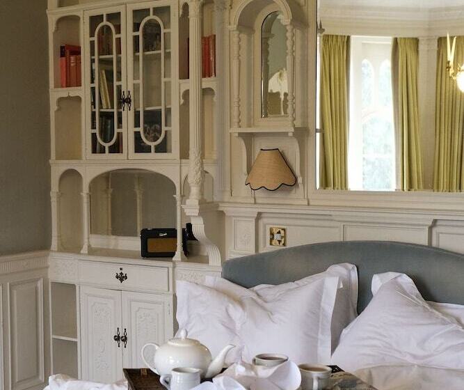 ホテル Oakley Court