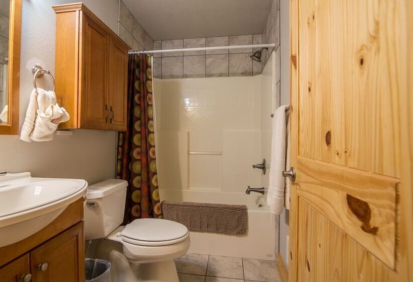 Отель Pineview Lodge