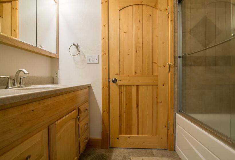 Отель Pineview Lodge