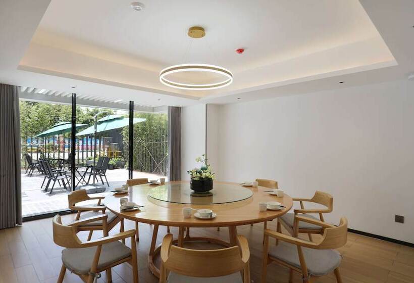 בית מלון כפרי Ramada Encore By Wyndham Jiusuo Downtown