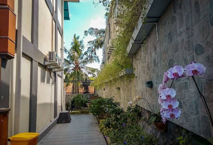 Отель The Tunjung Boutique Resort