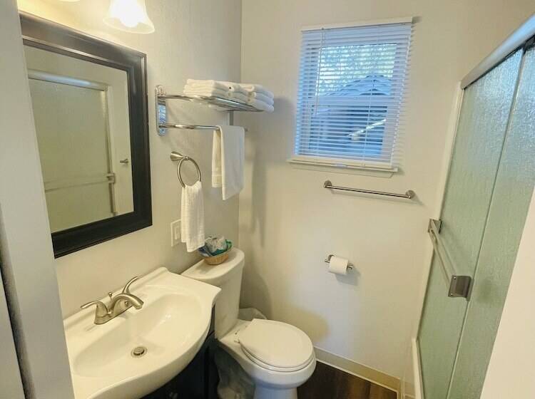 모텔 Riverfront Lodging