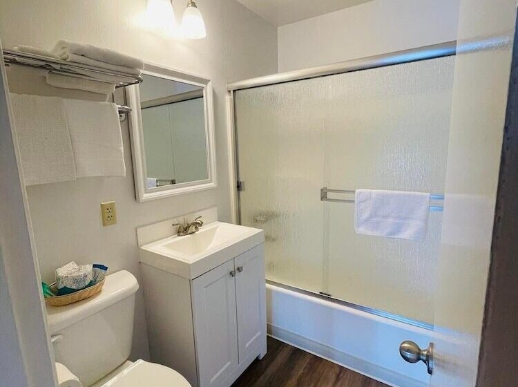 모텔 Riverfront Lodging