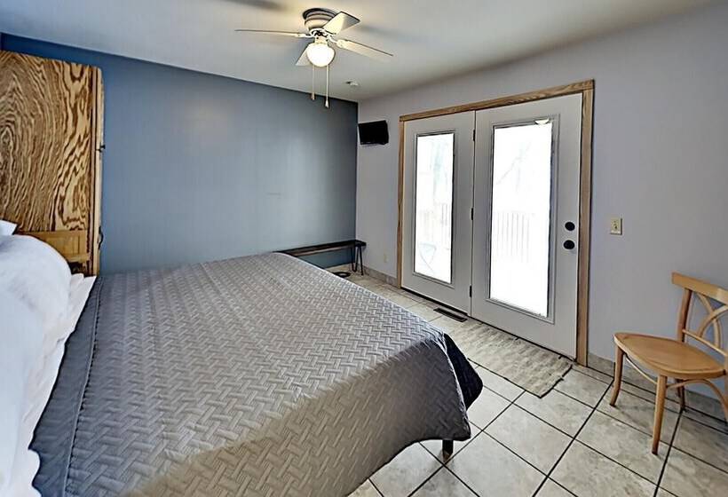 Oak Ridge Lake House