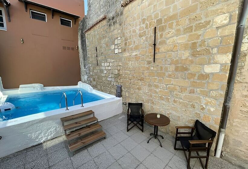پانسیون Utopia Luxury Suites