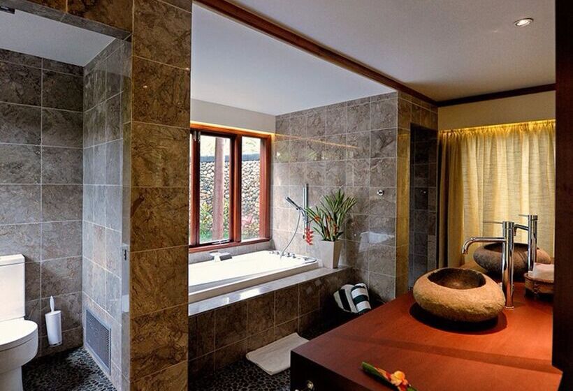 هتل Nanuku Resort Fiji