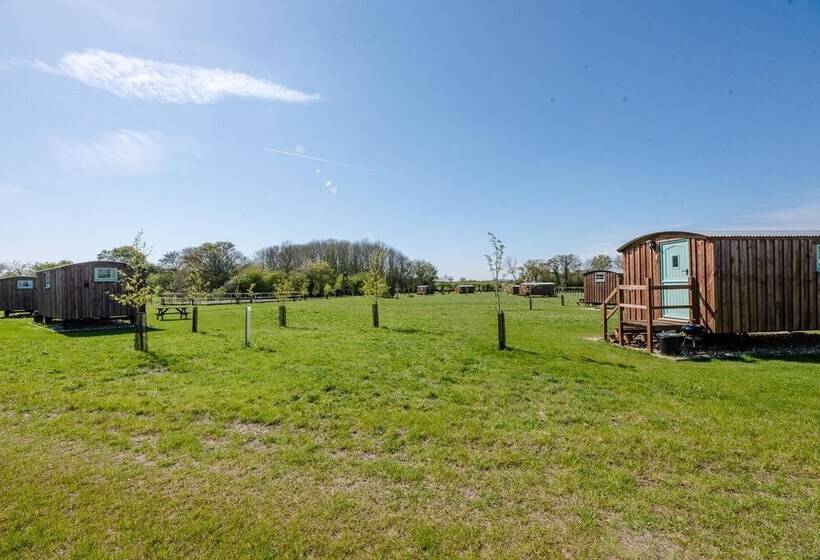 בית מלון כפרי Honeysuckle Farm Hut 3   Suffolk Farm Holidays