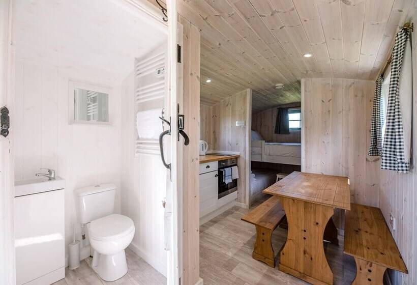 בית מלון כפרי Honeysuckle Farm Hut 3   Suffolk Farm Holidays