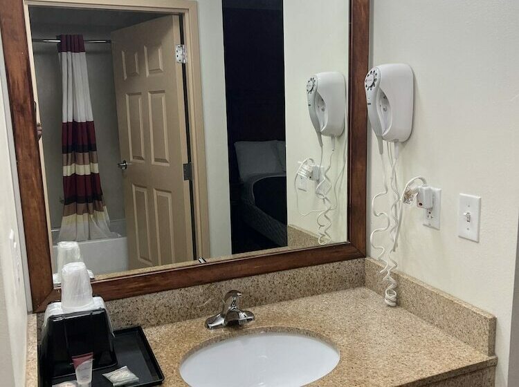 فندق Saffron Inn & Suites