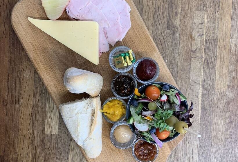 بنسيون The Modbury Inn