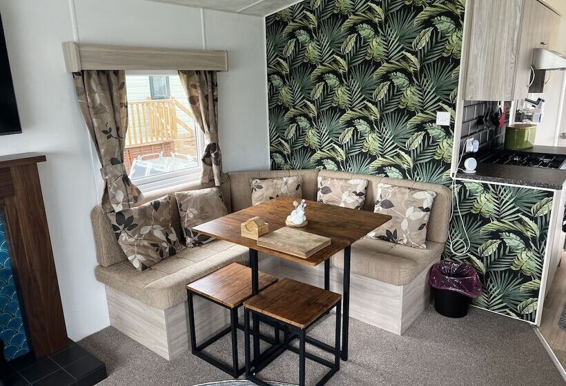 Relaxing And Quiet Holiday Cabin, Sleeps 4