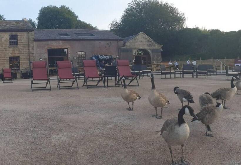 1700s Canalside Cottage Sleeps Up To 12 Guests