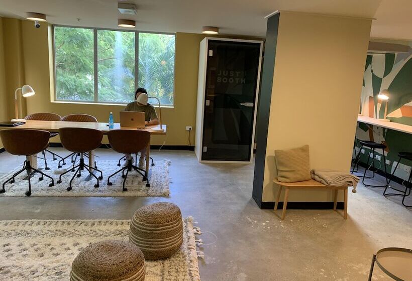 هاستل Roamer Brisbane