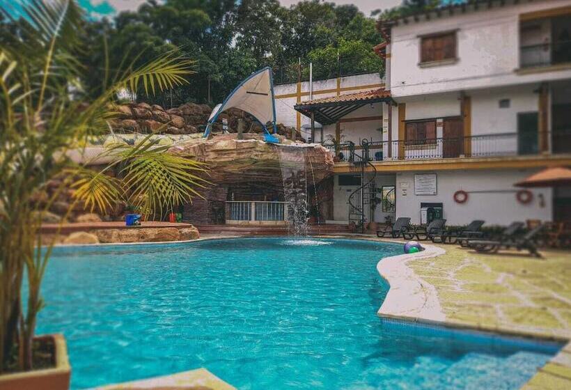فندق Las Rocas Resort