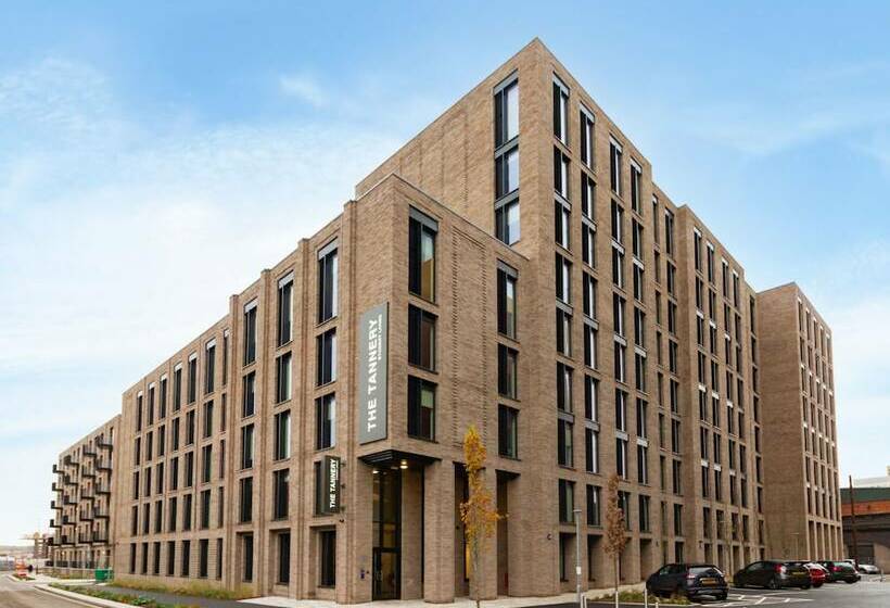 Modern Rooms In Leicester Sk   Hostel