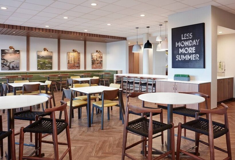 Отель Fairfield By Marriott Inn & Suites Rochester Hills