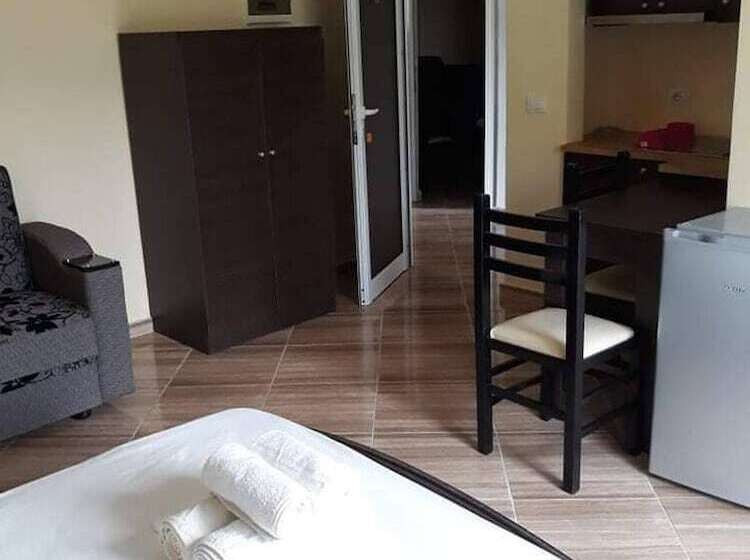 پانسیون Double Room With Private Bathroom Kitchen Balcony