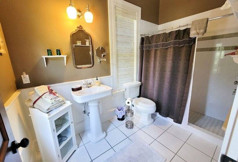 צימר Lady Clare Room At Camellia Rose Inn Downtown