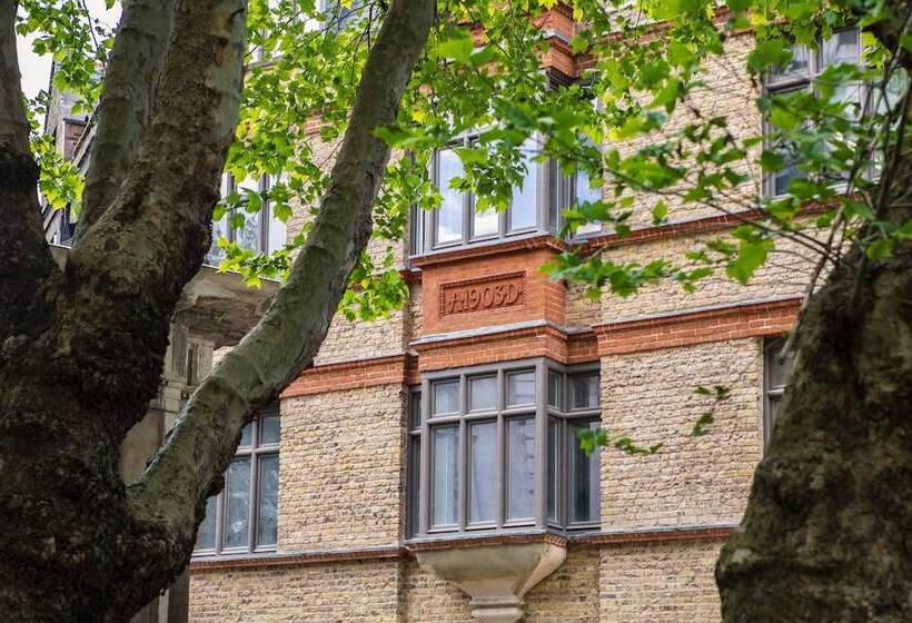 هتل Chateau Denmark London