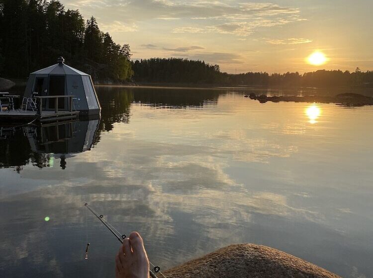 بنسيون Yggdrasil Igloo Water Huts