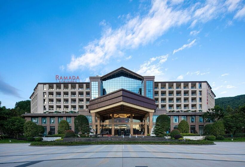 فندق Ramada By Wyndham Guangyuan Zengjiashan Resort