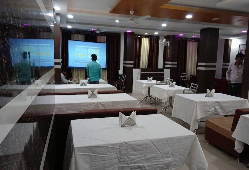 호텔 Vinayak Palace Hoshangabad