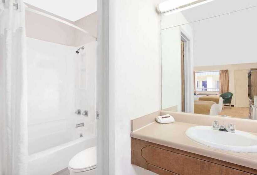 모텔 Courtyard Hotel & Event Center