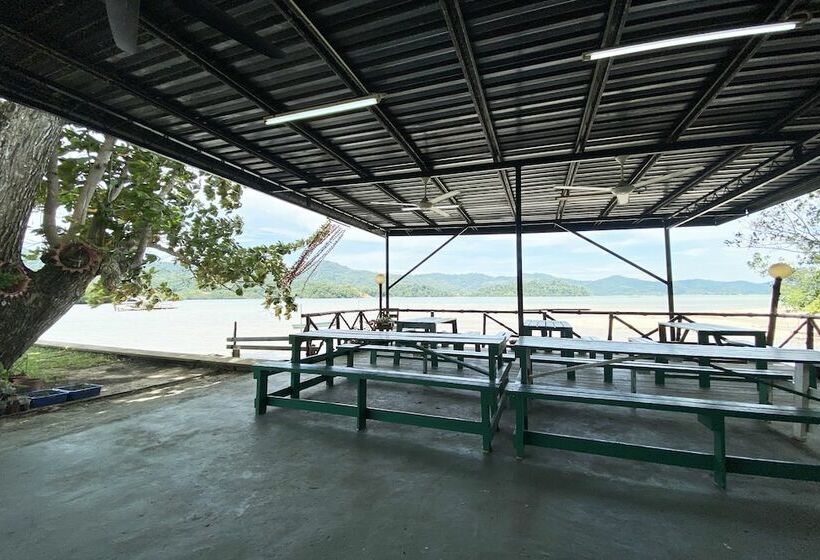 펜션 Oyo Home 90319 Ambong Bay Resthouse Homes