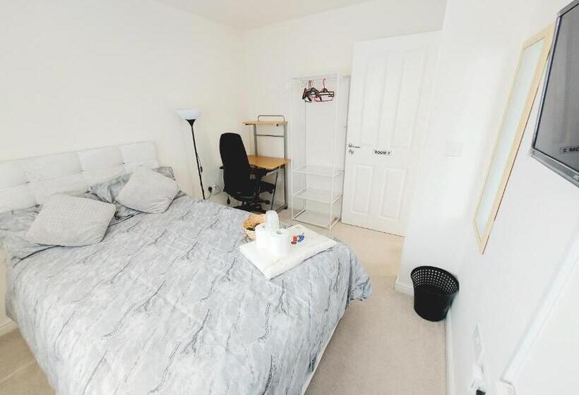 펜션 Room In Guest Room   Double Room, Full Kitchen, Smart Tv, Shared Bathroom In 3 Bed Home
