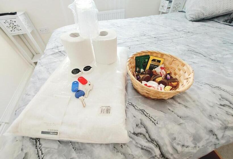 펜션 Room In Guest Room   Double Room, Full Kitchen, Smart Tv, Shared Bathroom In 3 Bed Home