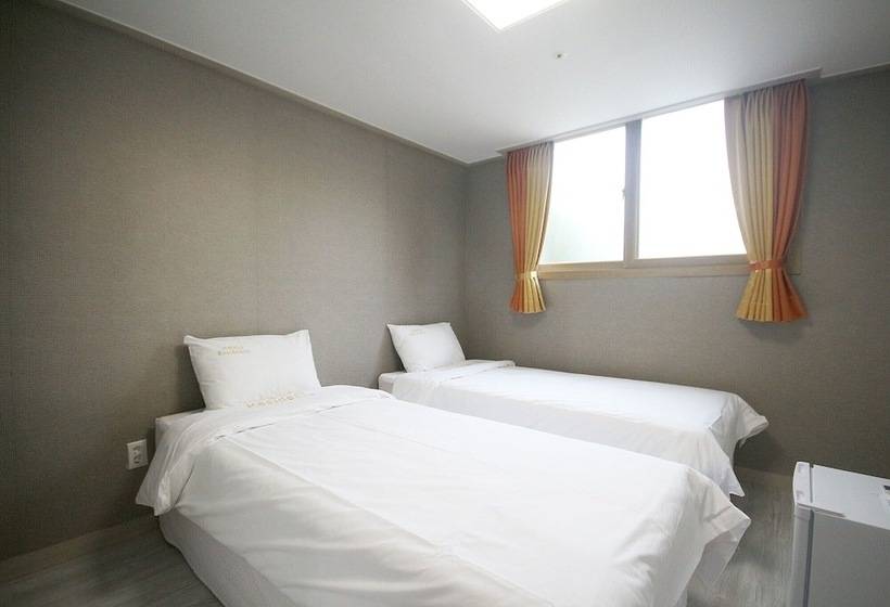 بنسيون Yeosu Space Guest House