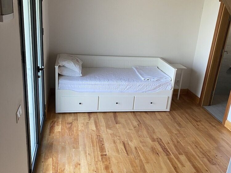 住所  Cedar 1 Bed House With Stunning Views