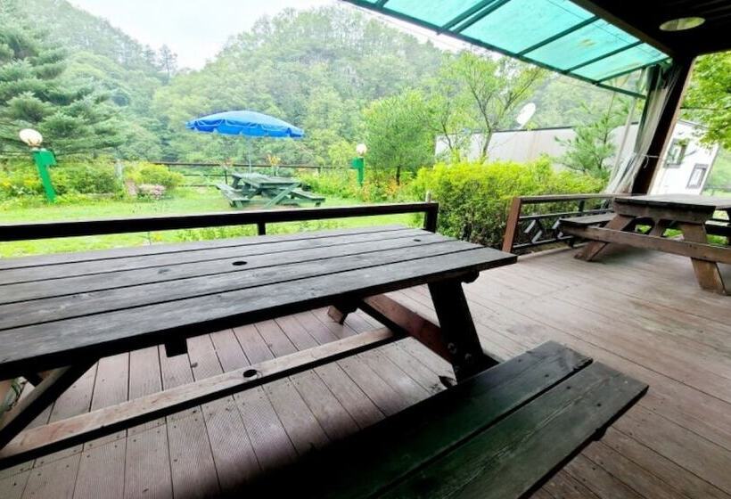 Gapyeong Chorok Jeongwon Gyegok Dokchae Pension