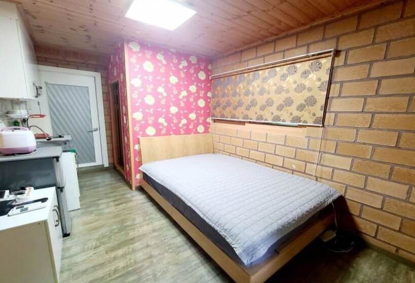 Gapyeong Chorok Jeongwon Gyegok Dokchae Pension